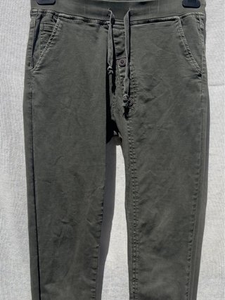 Pantalón vaquero elástico verde oliva