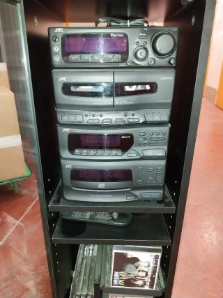 Equipo de música JVC y mueble.