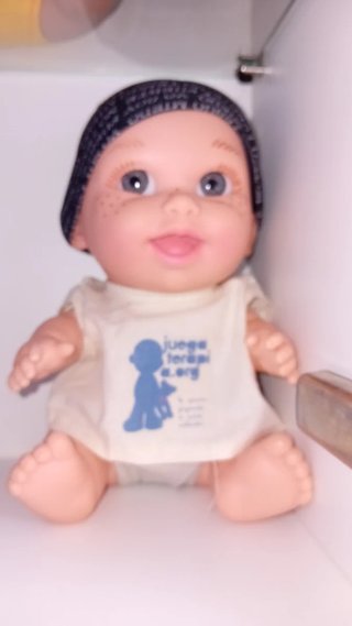 Muñeco Pelón con gorro y camiseta
