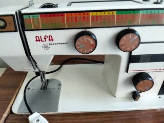 Máquina de Coser Eléctrica Alfa