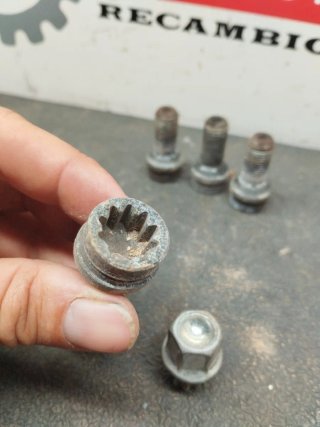 Tornillos antirrobo llanta VW