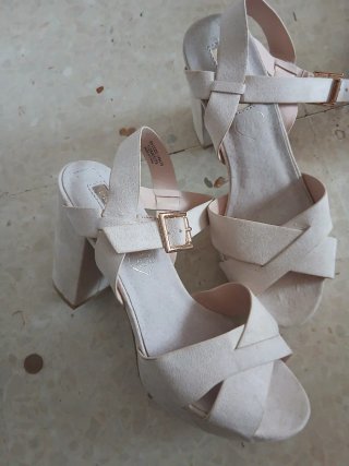 Zapatos de tacón beige