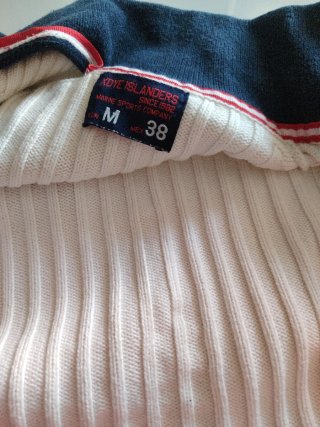 Chaqueta de punto chico blanca con cremallera