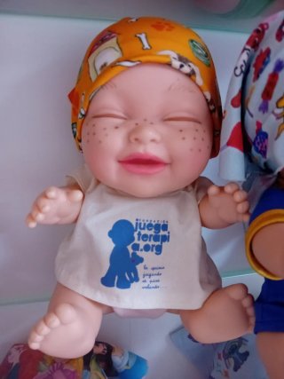 Muñeca Pelón con pañuelo de perros