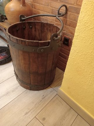 Cubo Antiguo de Madera y Hierro