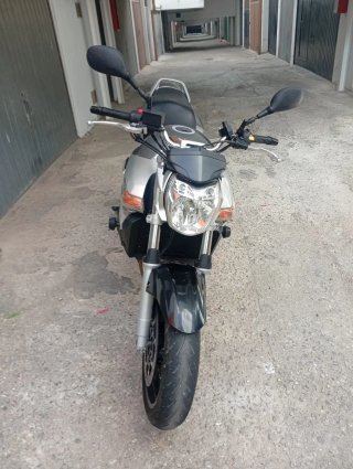 Suzuki GSR Naked Moto