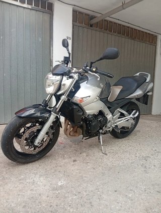 Suzuki GSR Naked Moto