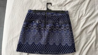 Falda estampada azul y blanca
