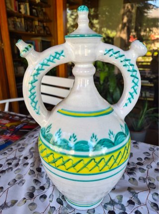 Botijo de cerámica blanco con decoraciones