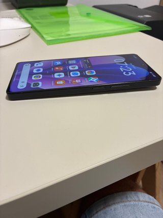 Xiaomi Redmi Note 13 Pro 4G negro, con funda Roja