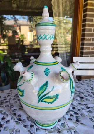 Botijo de cerámica pintado a mano