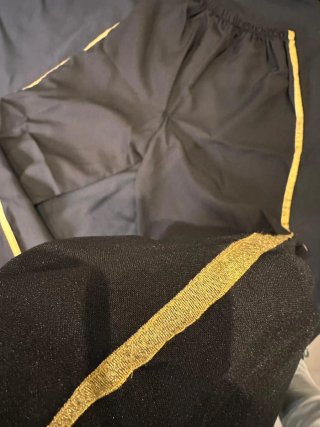 Disfraz de época negro, dorado y rojo