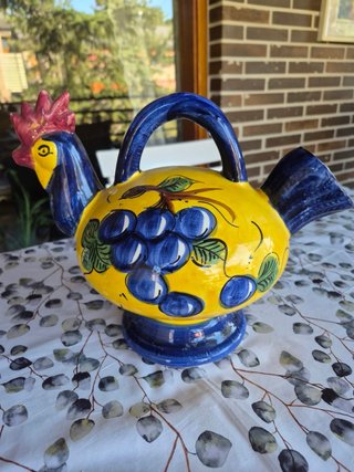 Botijo de cerámica con gallo y uvas