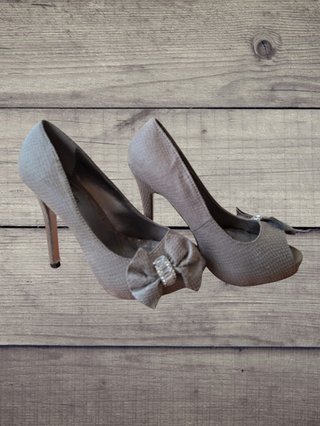 Zapatos de fiesta grises con lazo
