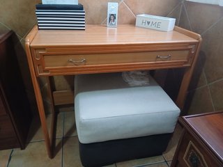 Escritorio de madera marrón y gris