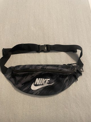Riñonera Nike Camuflaje Negra y Gris