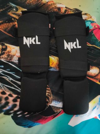 Espinilleras NKL Negras