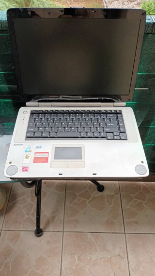 Portátil Toshiba Satellite Antiguo