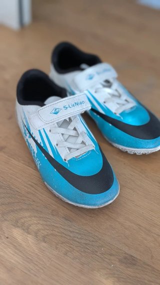 Botas de fútbol Adidas 30 + regalo otras botas