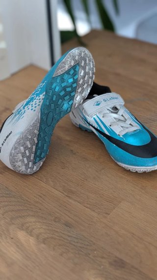 Botas de fútbol Adidas 30 + regalo otras botas