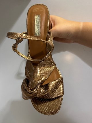 Sandalias de tacón doradas con plataforma