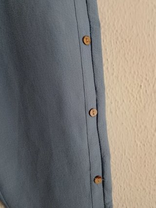 Pantalón Azul con Botones Laterales