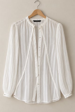Blusa blanca vaporosa con lazada