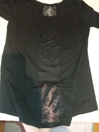 Camiseta negra con estampado de corazón.SOLO ENVIO