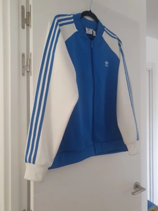 Preciosa chaqueta Adidas unisex Azul y Blanca
