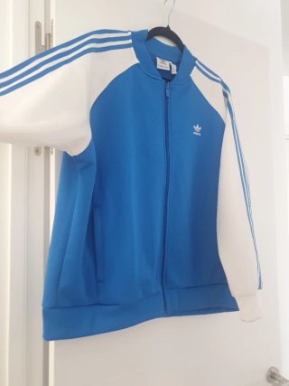 Preciosa chaqueta Adidas unisex Azul y Blanca