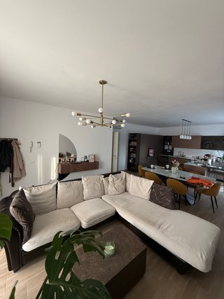 Divano angolare beige e marrone