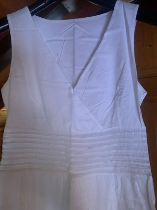 Vestido blanco con jaretas y callos