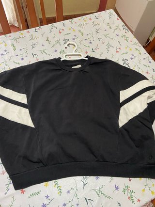 Sudadera negra con detalles blancos