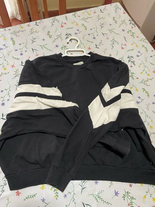 Sudadera negra con detalles blancos