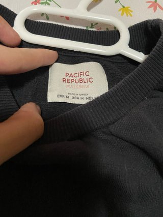 Sudadera negra con detalles blancos