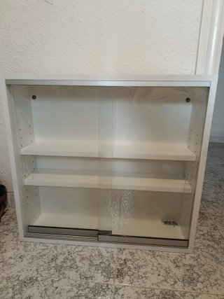 Vitrina expositora blanca y cristal