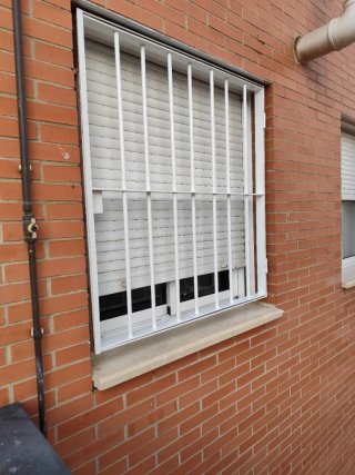 Reja seguridad ventana con cerradura 107x 116