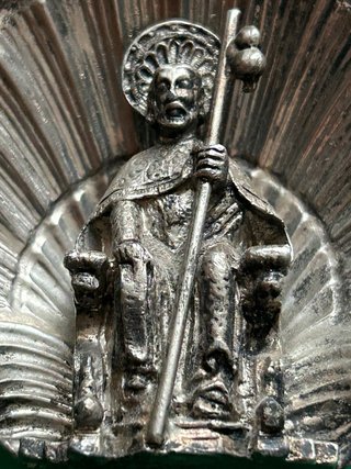 Antigua Concha con Figura Religiosa