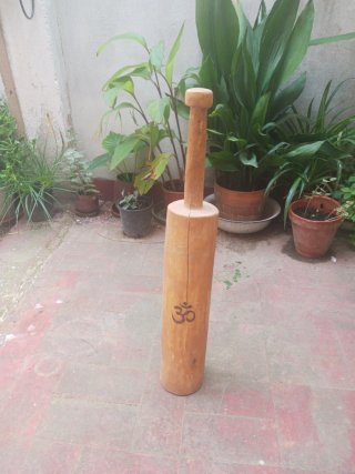 Mudgar in legno con simbolo Om