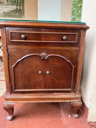 Mesita de noche antigua de madera