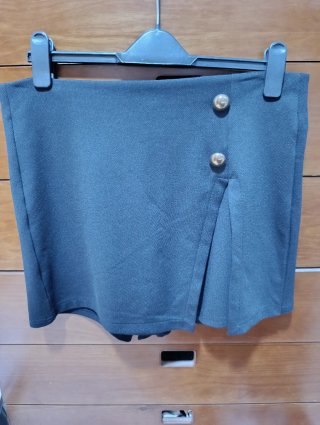 Falda pantalón negra con botones dorados
