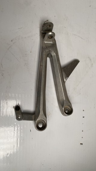 Soporte estribera trasero derecho para Honda, CBR 1000 RR 04-07. Ref. 50750-MEL-000.