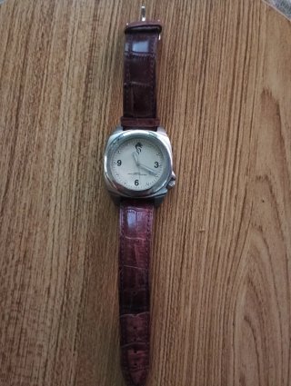 Reloj de pulsera plateado y marrón