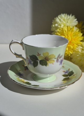 Taza y platillo porcelana inglesa floral