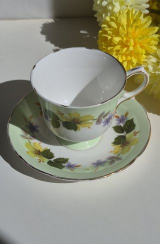 Taza y platillo porcelana inglesa floral