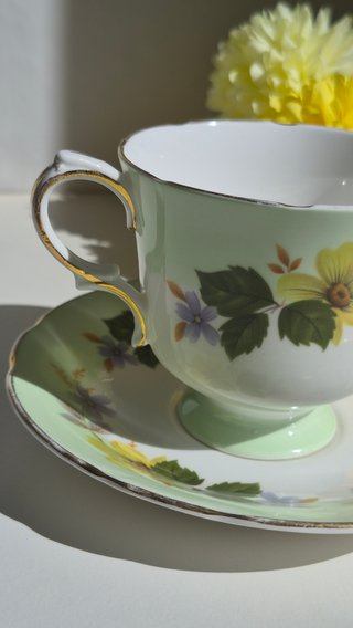 Taza y platillo porcelana inglesa floral
