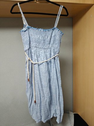 Vestido estilo vaquero azul con cinturón