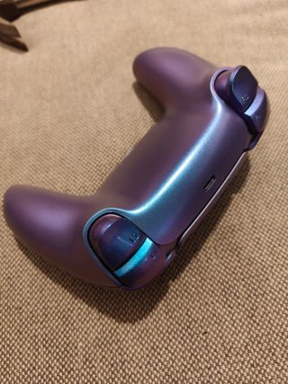 Controller PS5 personalizzato con joystick TMR iridescenti