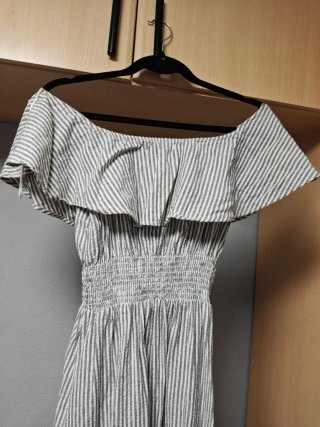 Vestido de rayas gris y blanco