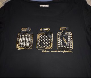 Camiseta negra con perfume y perlas